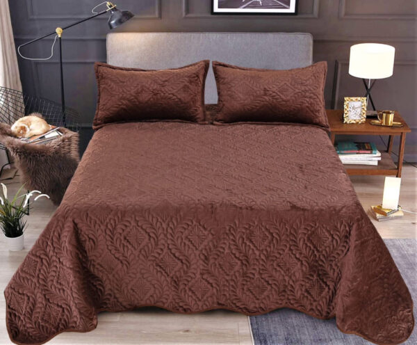 Velvet Sötétbarna ágytakaró szett 3db-os 220x240cm / 54x75cm párna huzat 2db